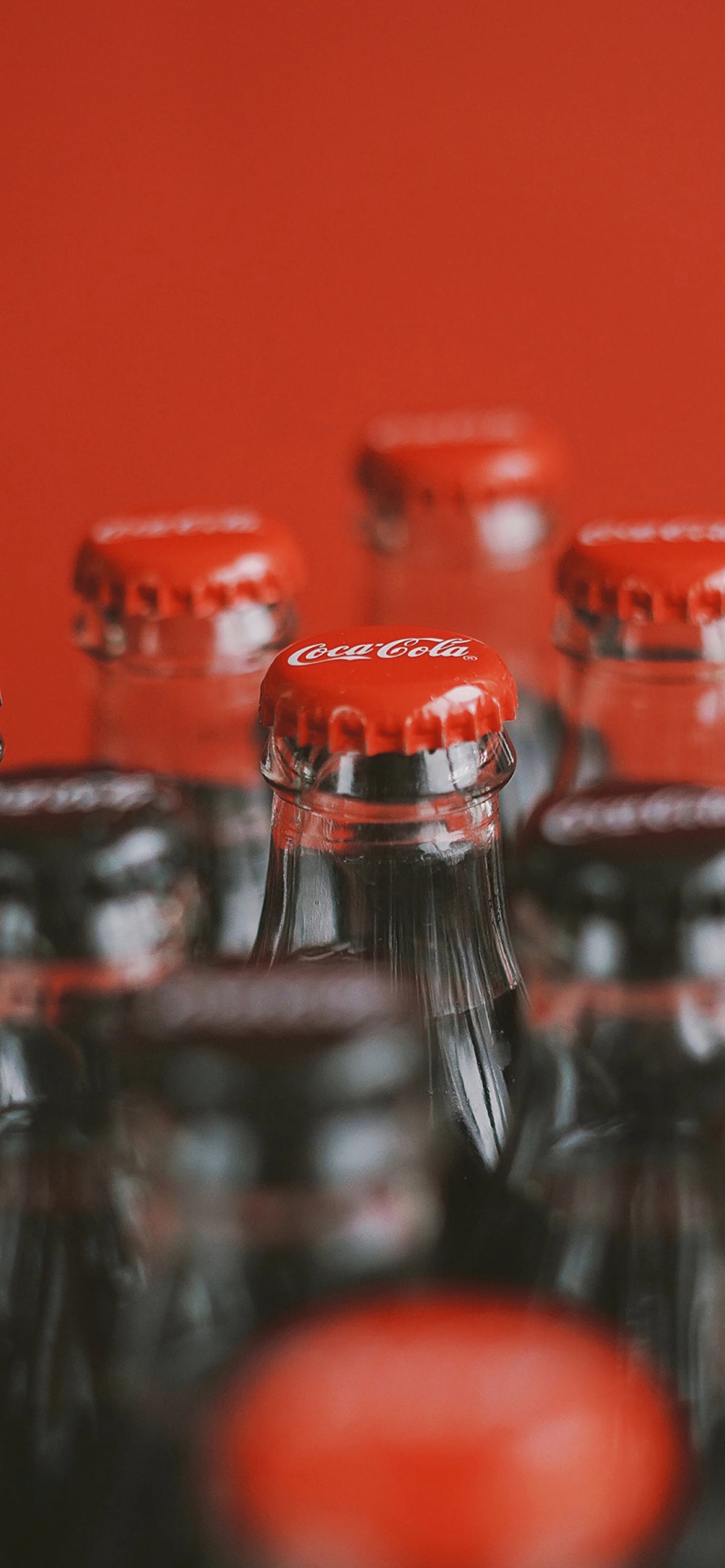 並んだコカ・コーラの瓶 / Coca Colaの1170 x 2532 / スマホ壁紙