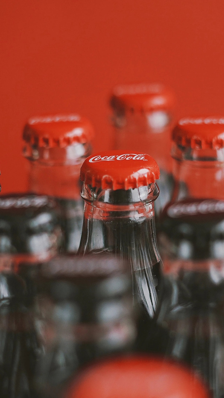 並んだコカ・コーラの瓶 / Coca Colaの750 x 1334 / スマホ壁紙