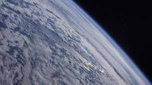大気圏から見た地球のデスクトップPC用の壁紙