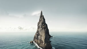 海に聳える尖った岩のデスクトップPC用の壁紙