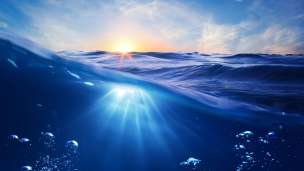 太陽の光を浴びる海のデスクトップPC用の壁紙
