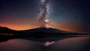 富士山と銀河のデスクトップPC用の壁紙