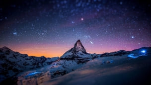 夜の雪山と銀河 / 絶景 / 赤と青に光る星空のデスクトップPC用の壁紙