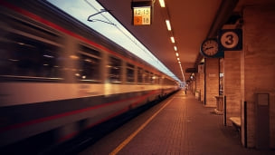 通過する電車のデスクトップPC用の壁紙