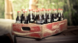 ボロボロの赤い木箱に入ったコカ・コーラの瓶のデスクトップPC用の壁紙