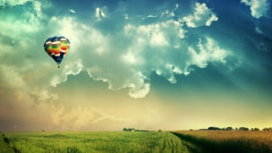 気球と田園風景のデスクトップPC用の壁紙