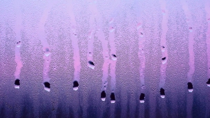 水滴のついた紫のガラスのデスクトップPC用の壁紙