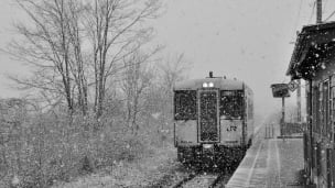 雪と電車のデスクトップPC用の壁紙