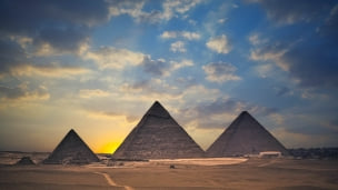 エジプトの並んだピラミッドのデスクトップPC用の壁紙