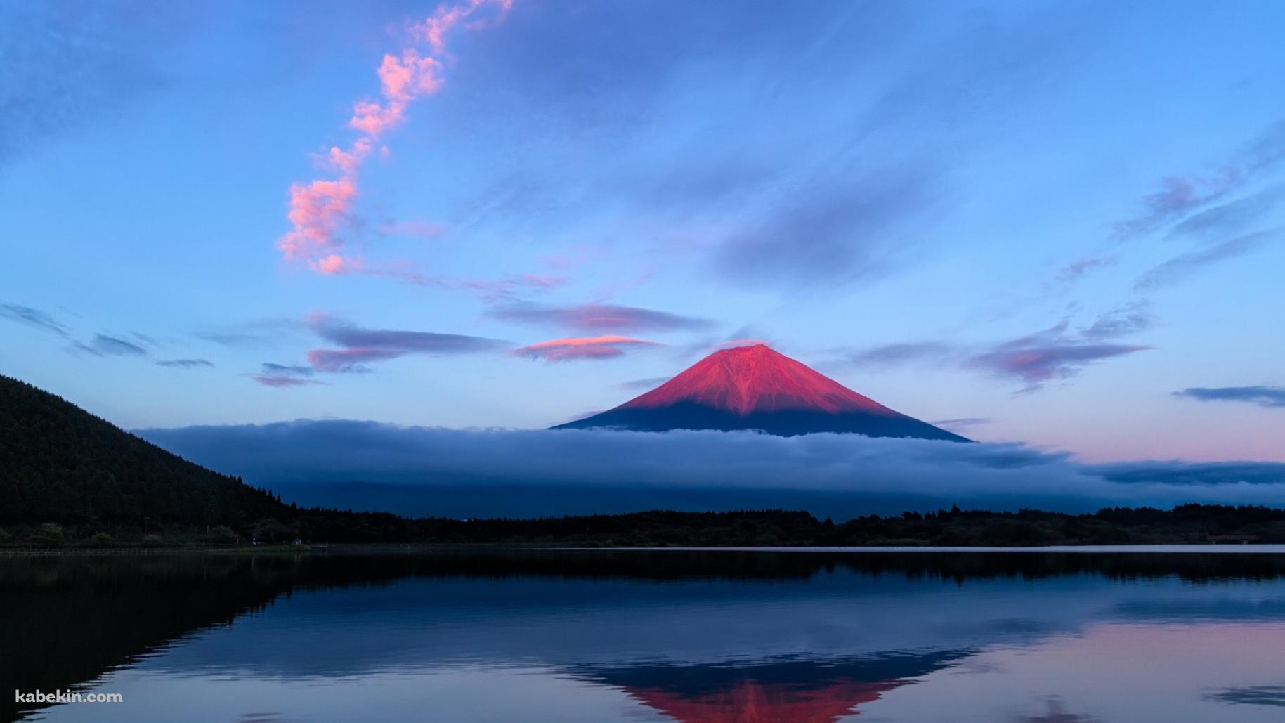 水に映る赤富士の壁紙(1829px x 1029px) 高画質 PC・デスクトップ用