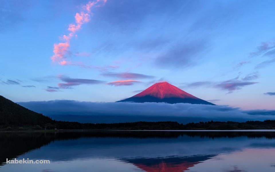 水に映る赤富士の壁紙(960px x 600px) 高画質 PC・デスクトップ用