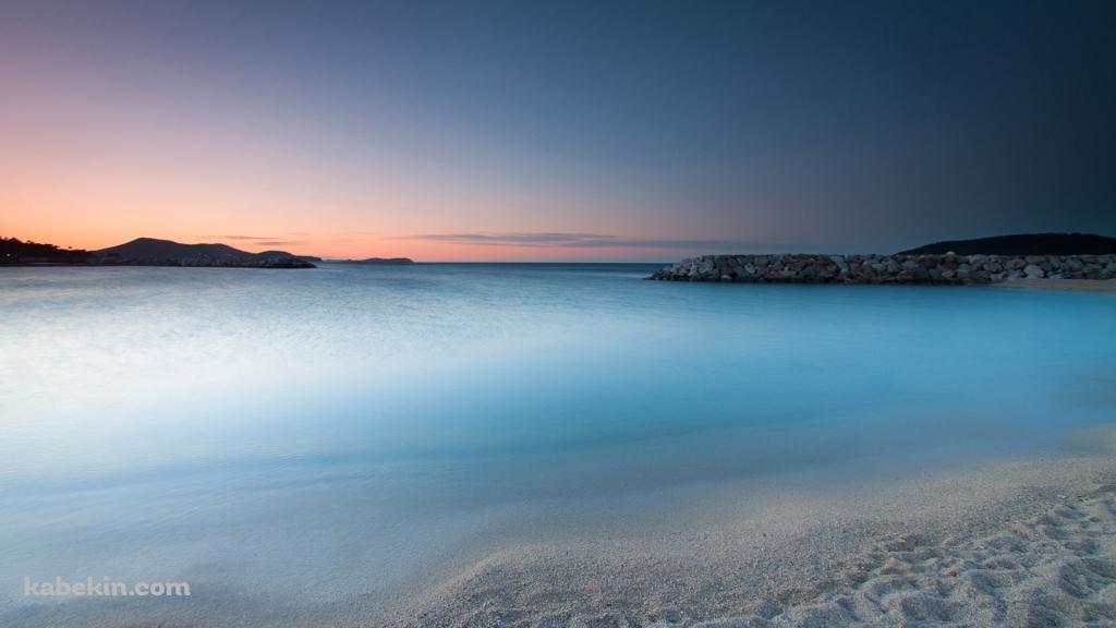 早朝の砂浜の壁紙(1024px x 576px) 高画質 PC・デスクトップ用