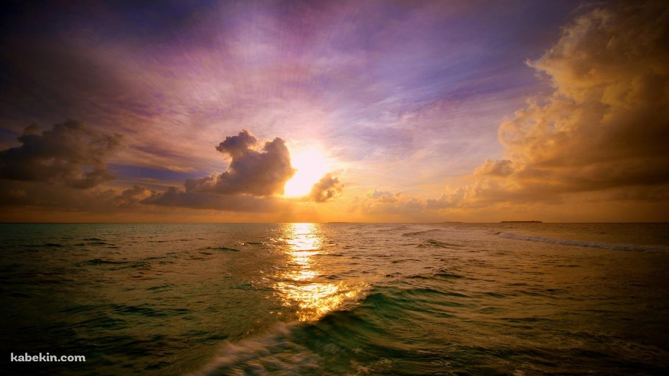モルディブの海と夕日の壁紙(1366px x 768px) 高画質 PC・デスクトップ用