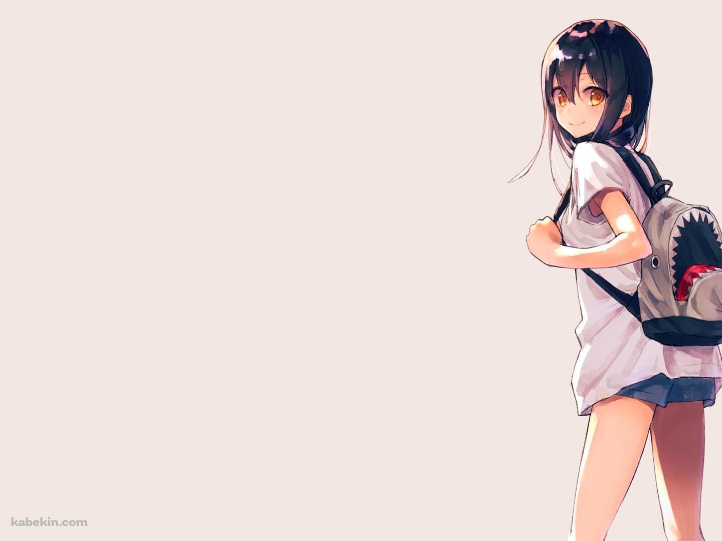 鮫のリュックを背負った女の子の壁紙(1440px x 1080px) 高画質 PC・デスクトップ用