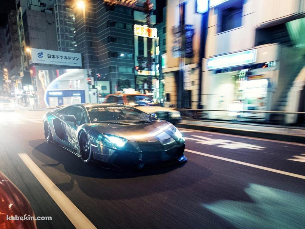街中を走るランボルギーニの壁紙(1024px x 768px) 高画質 PC・デスクトップ用