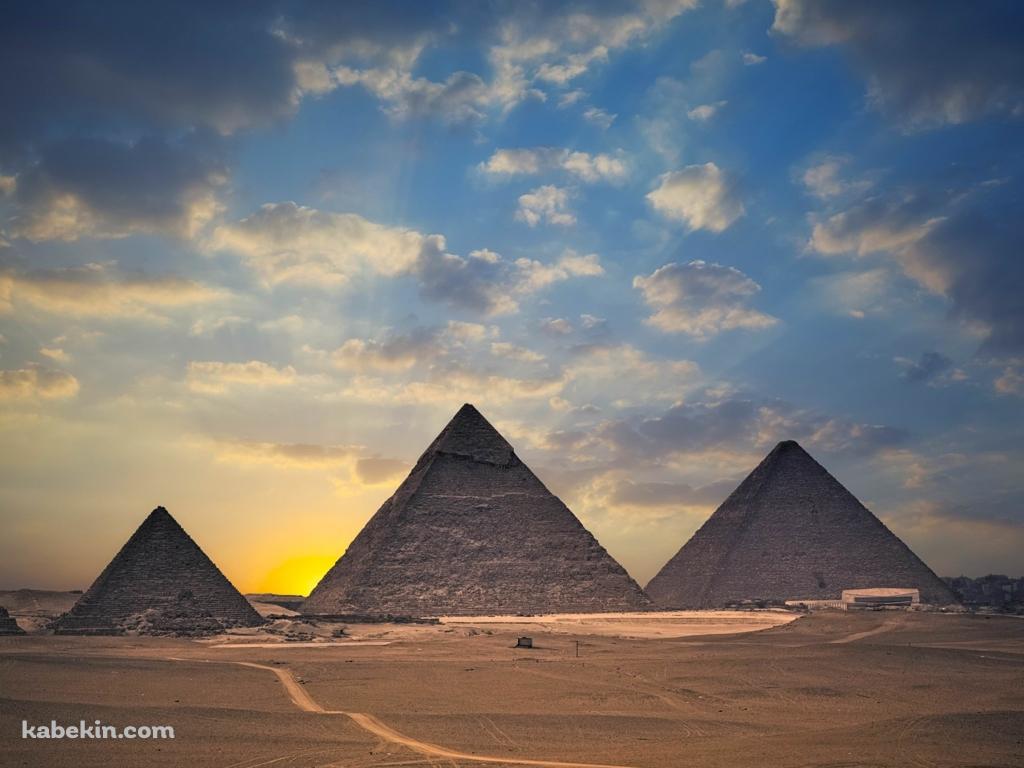 エジプトの並んだピラミッドの壁紙(1024px x 768px) 高画質 PC・デスクトップ用