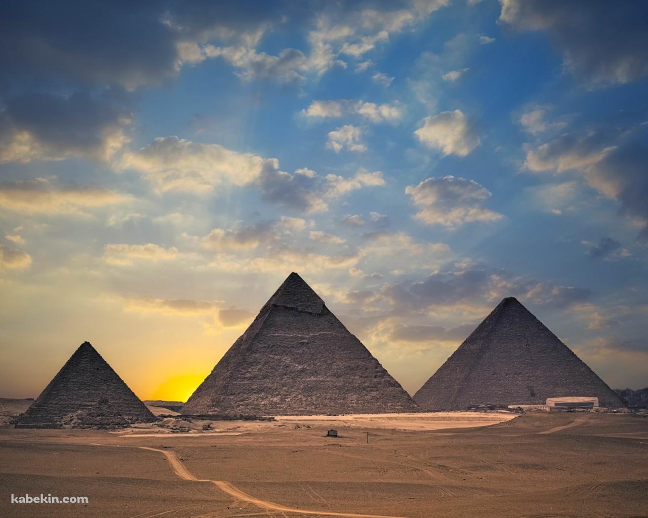 エジプトの並んだピラミッドの壁紙(1280px x 1024px) 高画質 PC・デスクトップ用