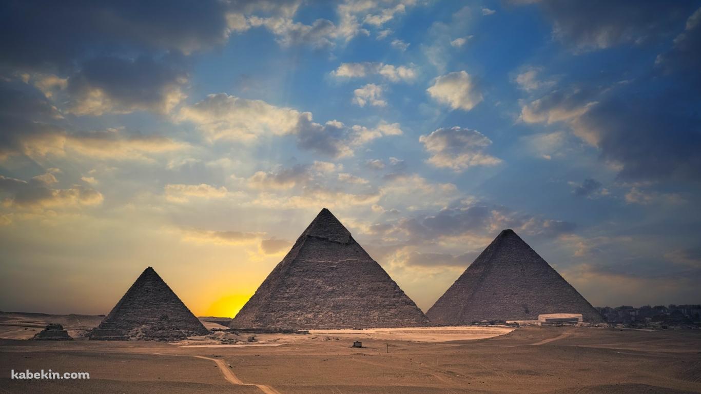 エジプトの並んだピラミッドの壁紙(1366px x 768px) 高画質 PC・デスクトップ用