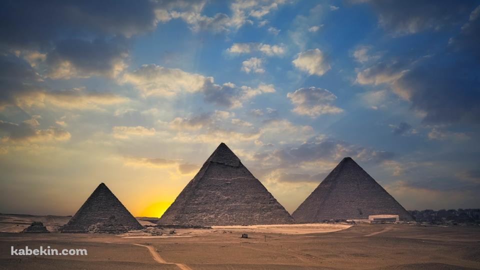 エジプトの並んだピラミッドの壁紙(960px x 540px) 高画質 PC・デスクトップ用