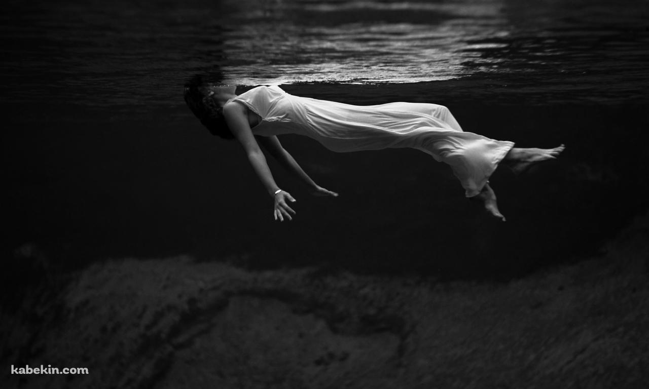 水中で浮かぶ女性の壁紙(1280px x 768px) 高画質 PC・デスクトップ用