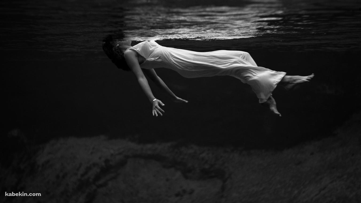 水中で浮かぶ女性の壁紙(1536px x 864px) 高画質 PC・デスクトップ用
