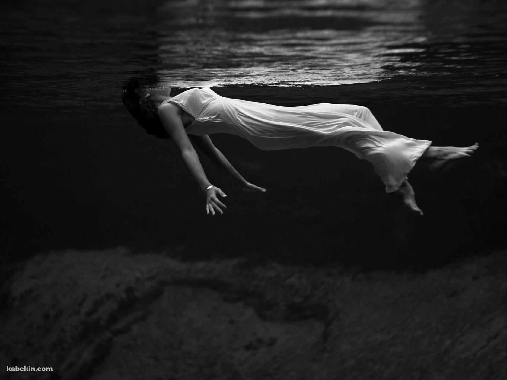 水中で浮かぶ女性の壁紙(1680px x 1260px) 高画質 PC・デスクトップ用