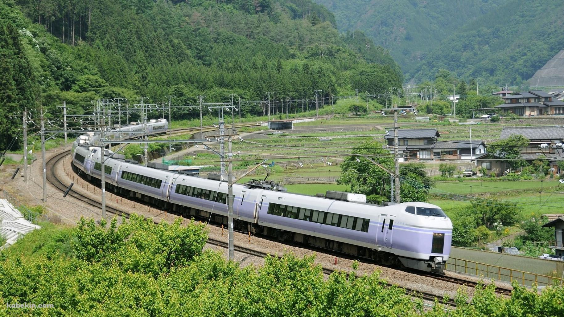 カーブを曲がる電車の壁紙(1829px x 1029px) 高画質 PC・デスクトップ用