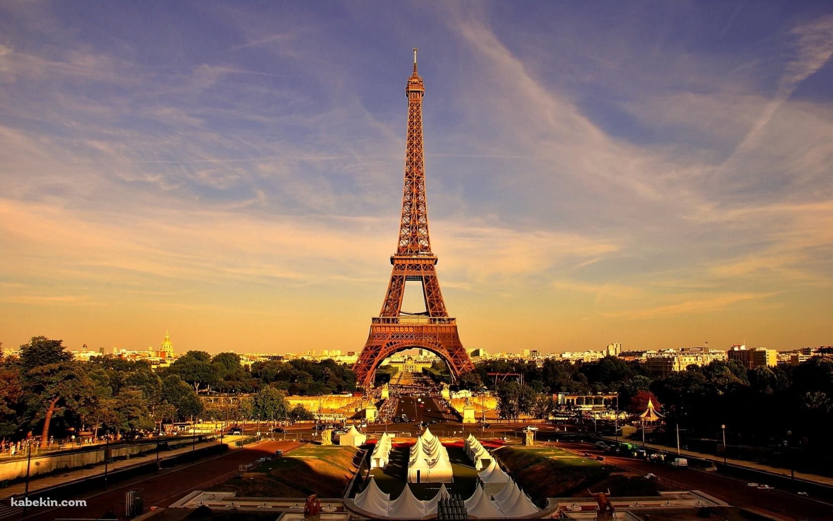 夕暮れのパリのエッフェル塔の壁紙(1680px x 1050px) 高画質 PC・デスクトップ用