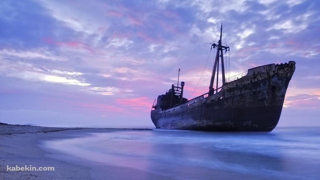 浜辺と老朽化した船の壁紙(1024px x 576px) 高画質 PC・デスクトップ用