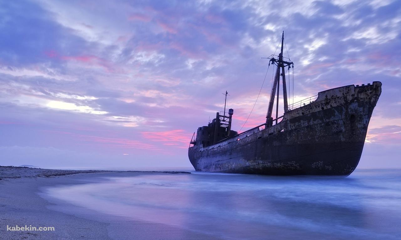浜辺と老朽化した船の壁紙(1280px x 768px) 高画質 PC・デスクトップ用