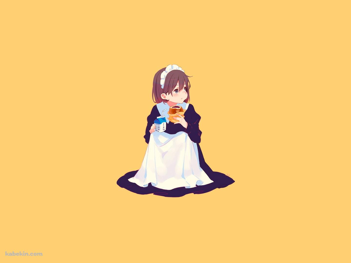 座り込んでアンパンを食べているメイドの壁紙(1440px x 1080px) 高画質 PC・デスクトップ用