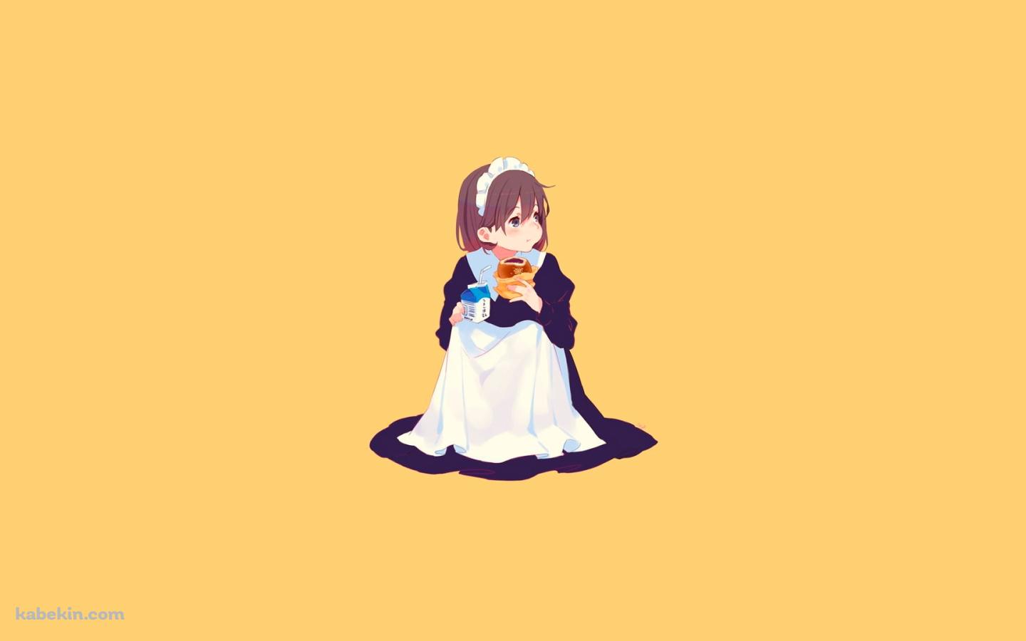 座り込んでアンパンを食べているメイドの壁紙(1440px x 900px) 高画質 PC・デスクトップ用