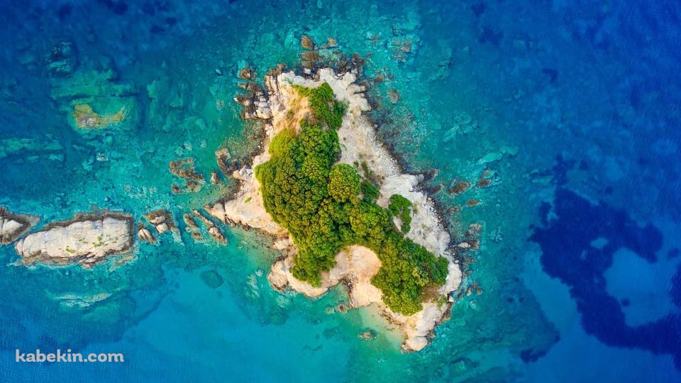 上から俯瞰した無人島 離島の壁紙(960px x 540px) 高画質 PC・デスクトップ用