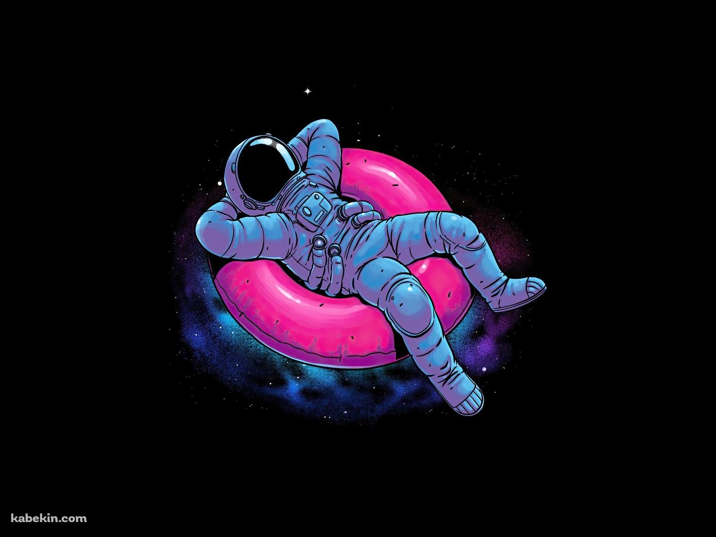 宇宙 ピンクの浮き輪でリラックスする宇宙飛行士の壁紙(1440px x 1080px) 高画質 PC・デスクトップ用