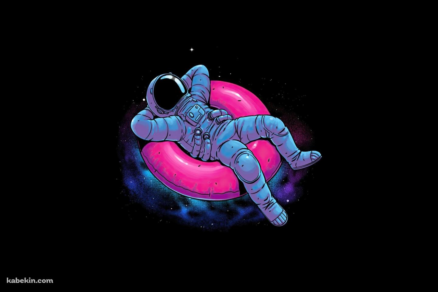 宇宙 ピンクの浮き輪でリラックスする宇宙飛行士の壁紙(1440px x 960px) 高画質 PC・デスクトップ用