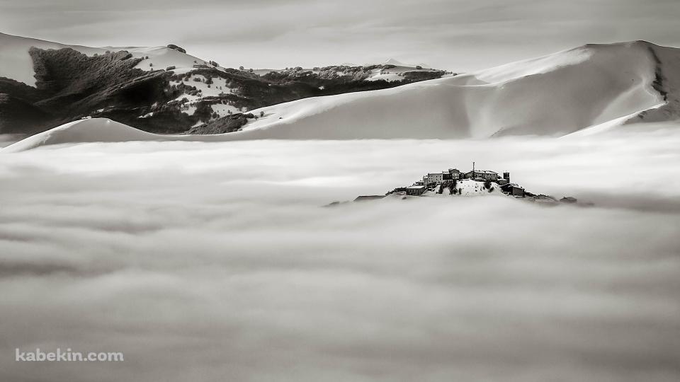 霧に囲まれた街の壁紙(960px x 540px) 高画質 PC・デスクトップ用