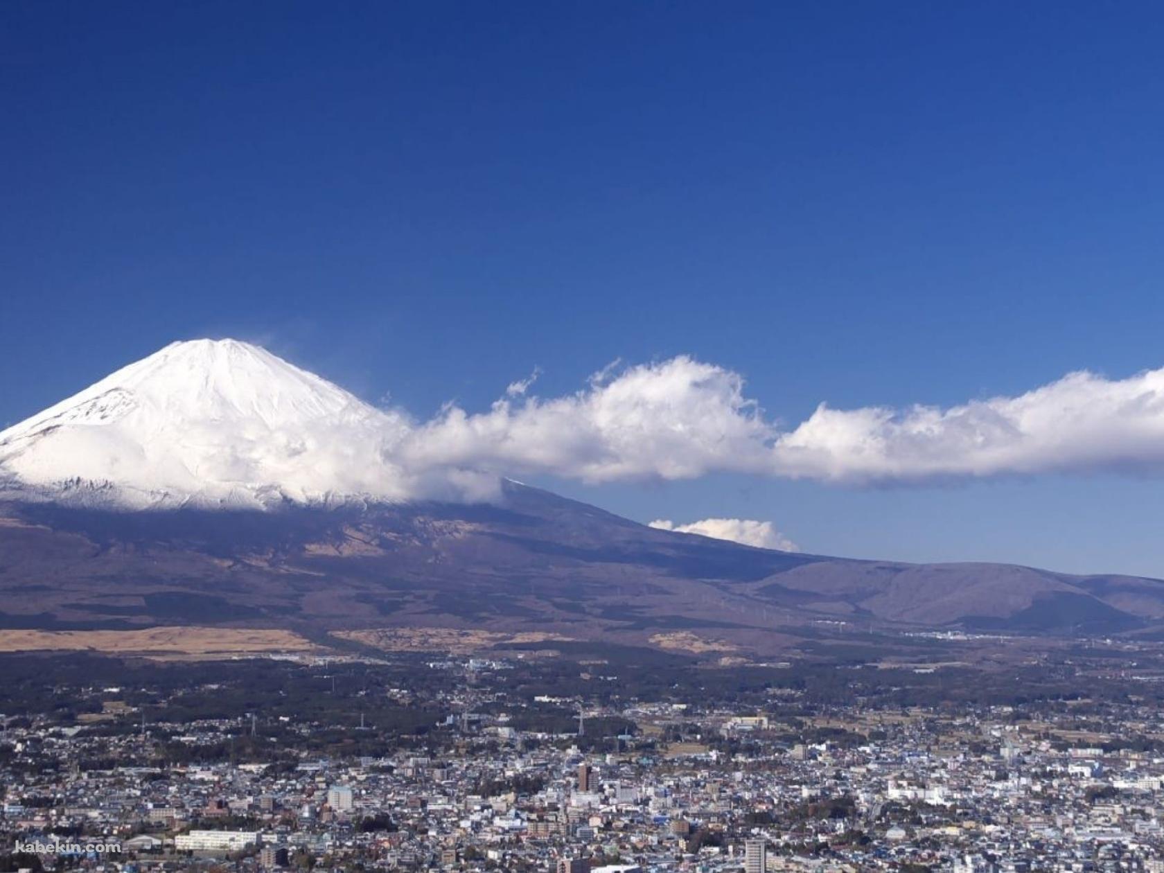 富士山 裾野に広がる街並みの壁紙(1680px x 1260px) 高画質 PC・デスクトップ用