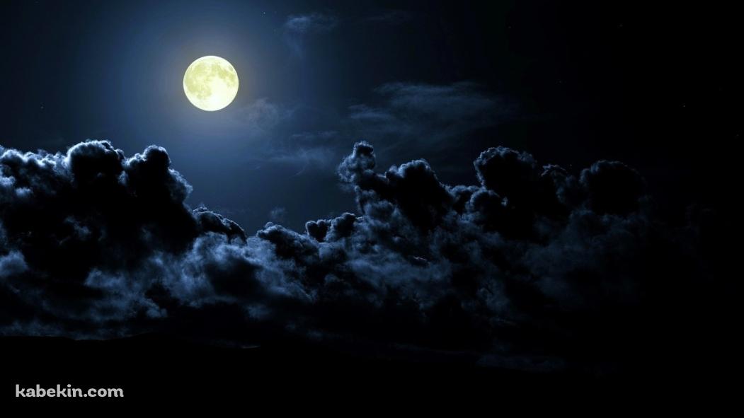 満月と黒雲の壁紙(1051px x 591px) 高画質 PC・デスクトップ用