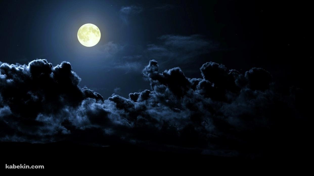 満月と黒雲の壁紙(1242px x 698px) 高画質 PC・デスクトップ用