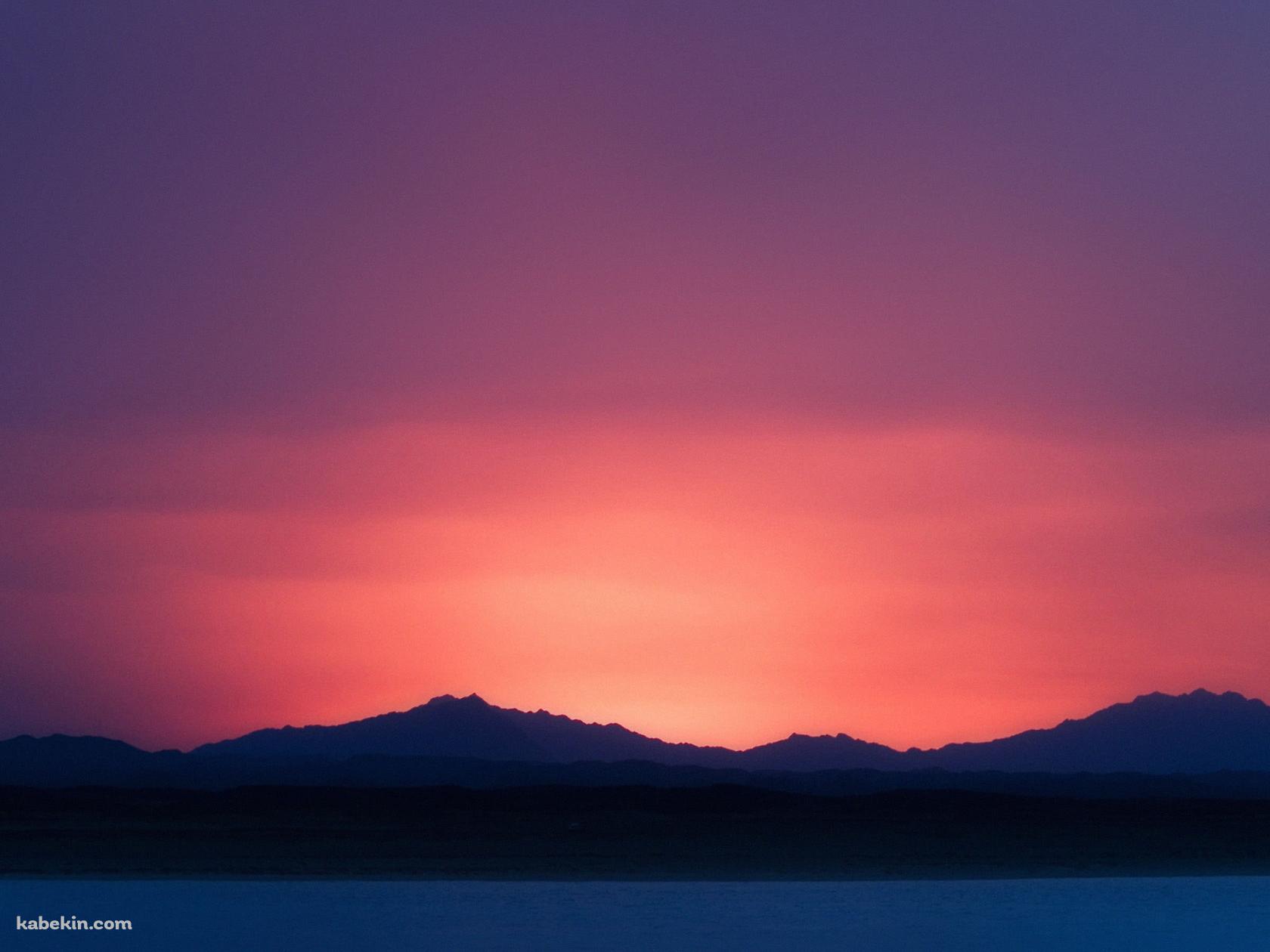 夕焼けと山並みの壁紙(1680px x 1260px) 高画質 PC・デスクトップ用