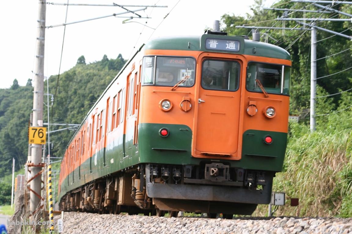 オレンジと緑の電車の壁紙(1152px x 768px) 高画質 PC・デスクトップ用