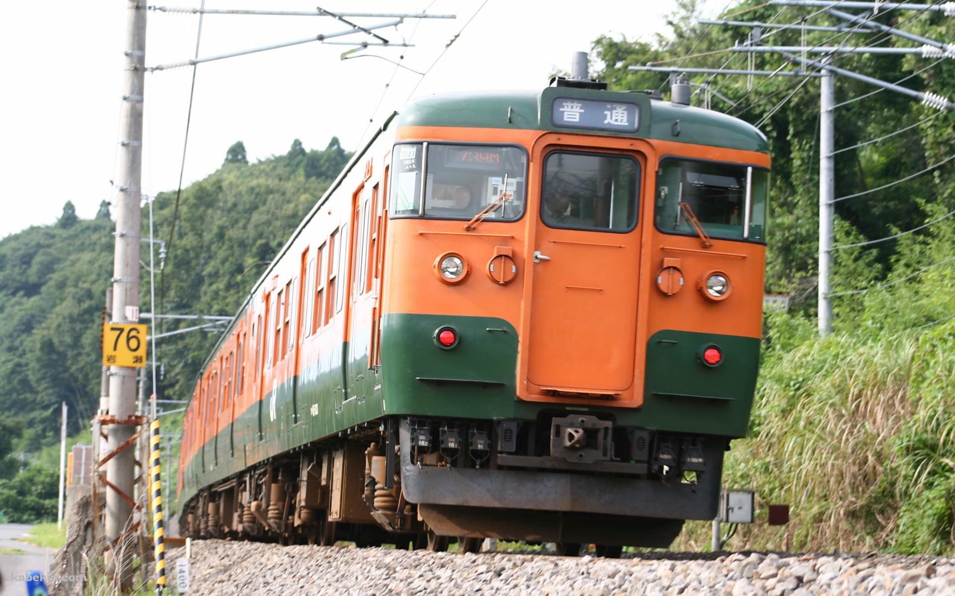 オレンジと緑の電車の壁紙(1920px x 1200px) 高画質 PC・デスクトップ用