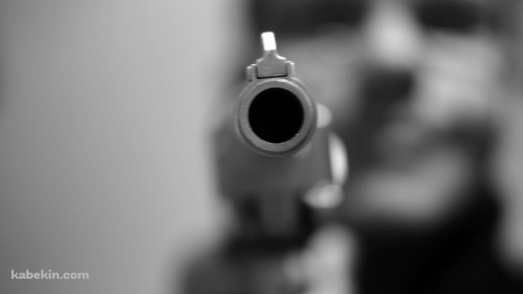 銃口をむけた男の壁紙(1024px x 576px) 高画質 PC・デスクトップ用