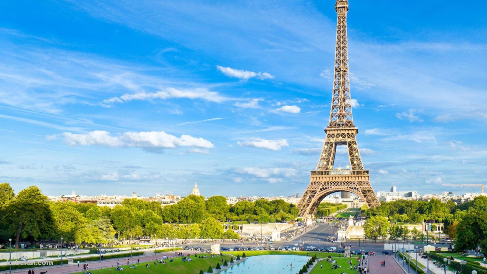 晴天時のフランス エッフェル塔の壁紙(1600px x 900px) 高画質 PC・デスクトップ用