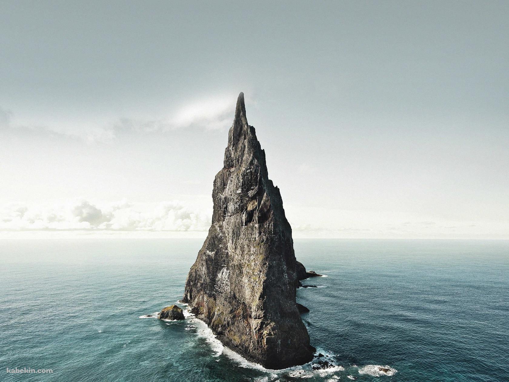 海に聳える尖った岩の壁紙(1680px x 1260px) 高画質 PC・デスクトップ用