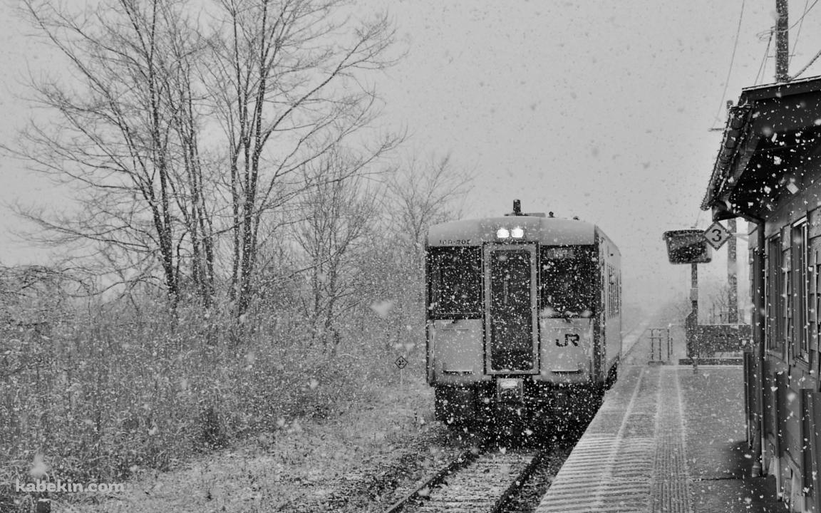 雪と電車の壁紙(1152px x 720px) 高画質 PC・デスクトップ用