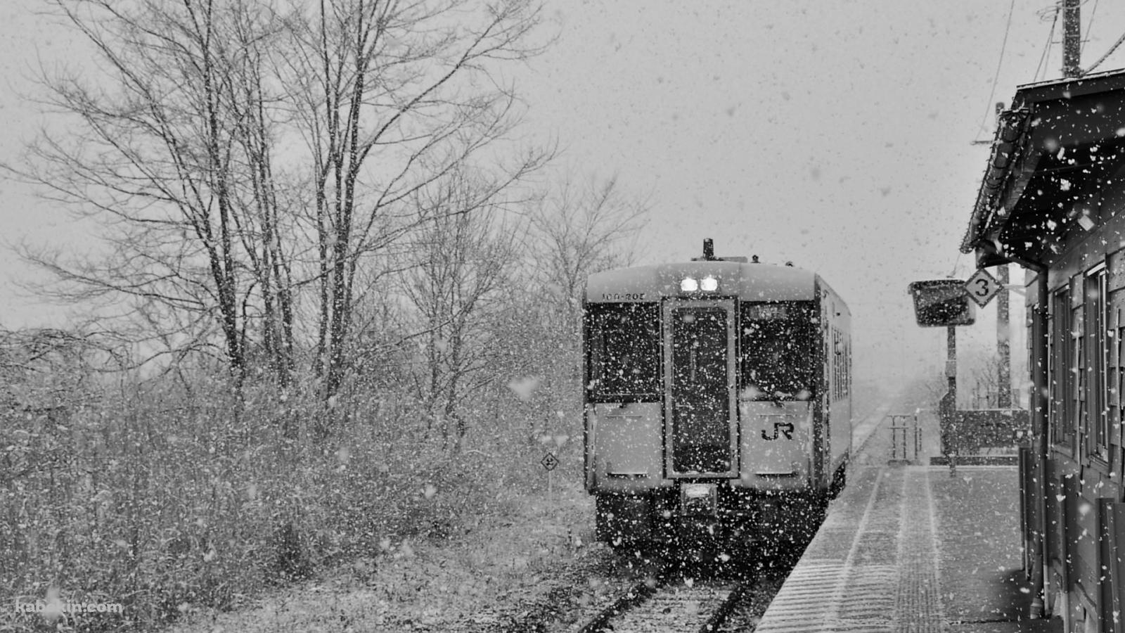 雪と電車の壁紙(1600px x 900px) 高画質 PC・デスクトップ用