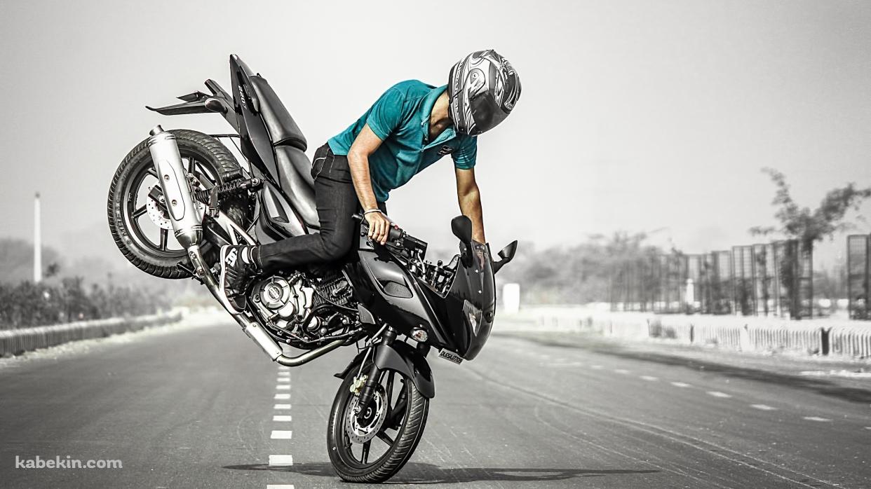 バイクのスタントの壁紙(1242px x 698px) 高画質 PC・デスクトップ用