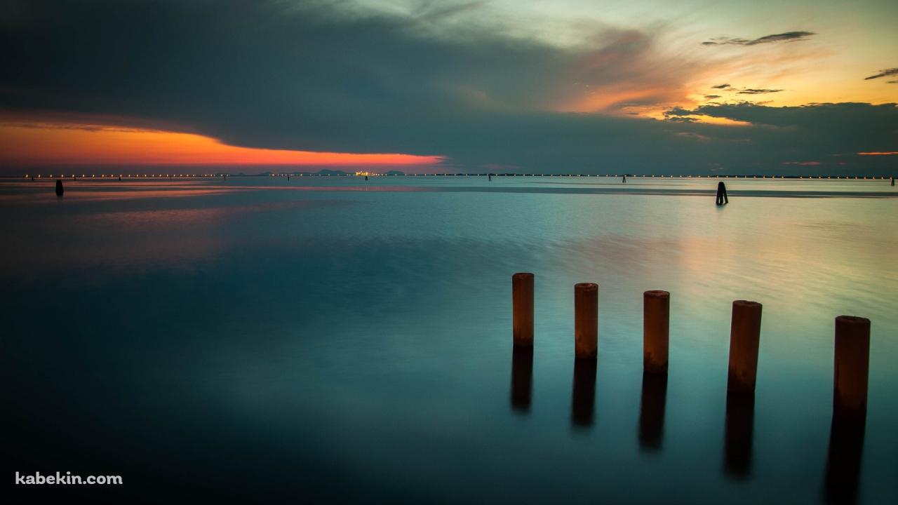 5本の杭が並ぶ海の壁紙(1280px x 720px) 高画質 PC・デスクトップ用