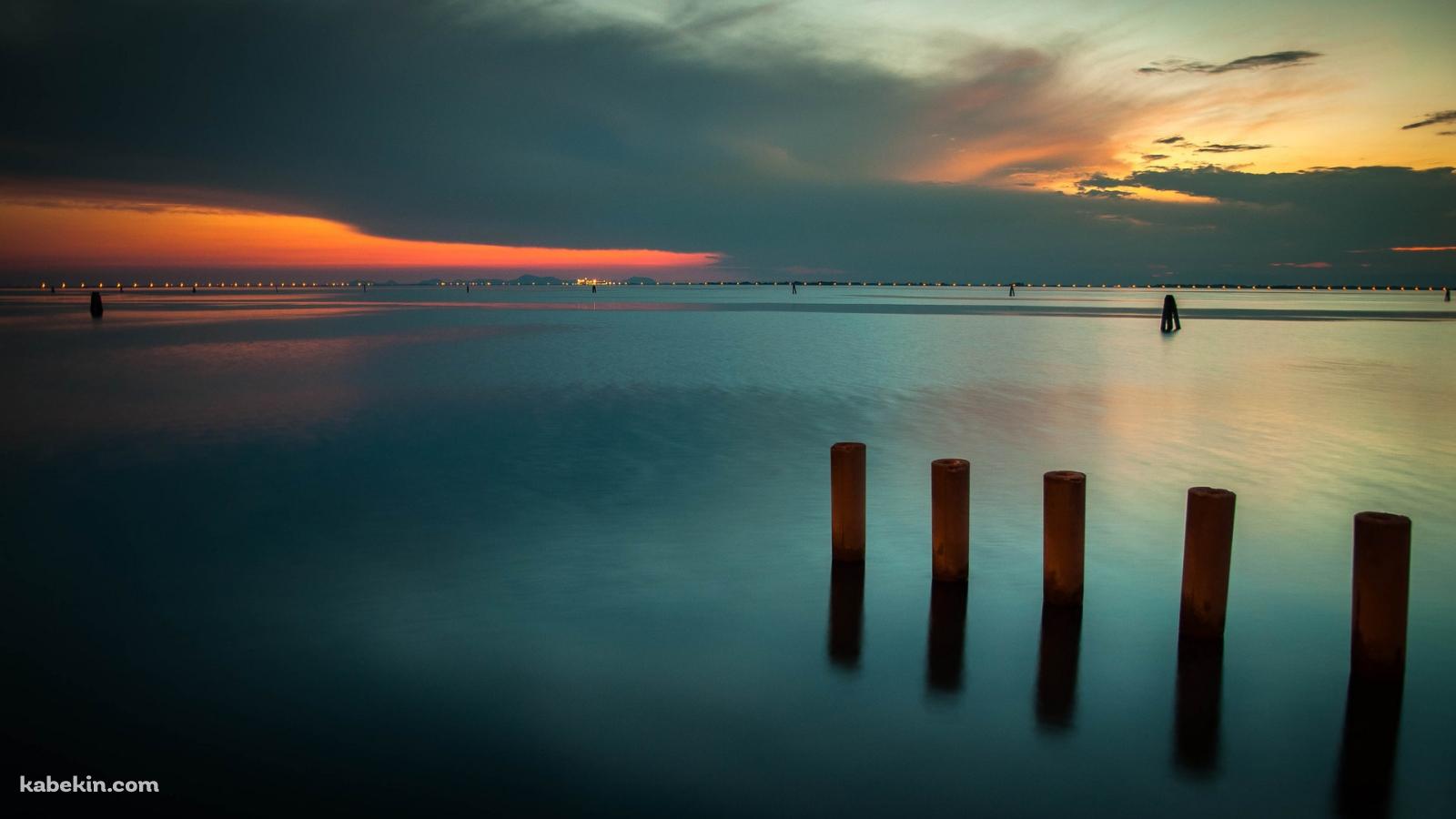 5本の杭が並ぶ海の壁紙(1600px x 900px) 高画質 PC・デスクトップ用